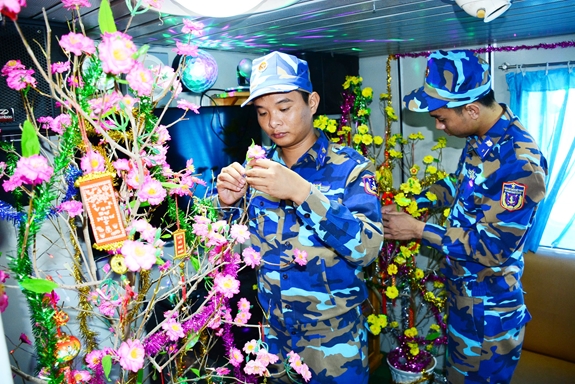 Cán bộ, chiến sĩ trang trí hoa mai, hoa đào chuẩn bị đón Tết.